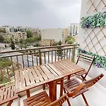 Urban Family Retreat Modern Apartment With Bbq