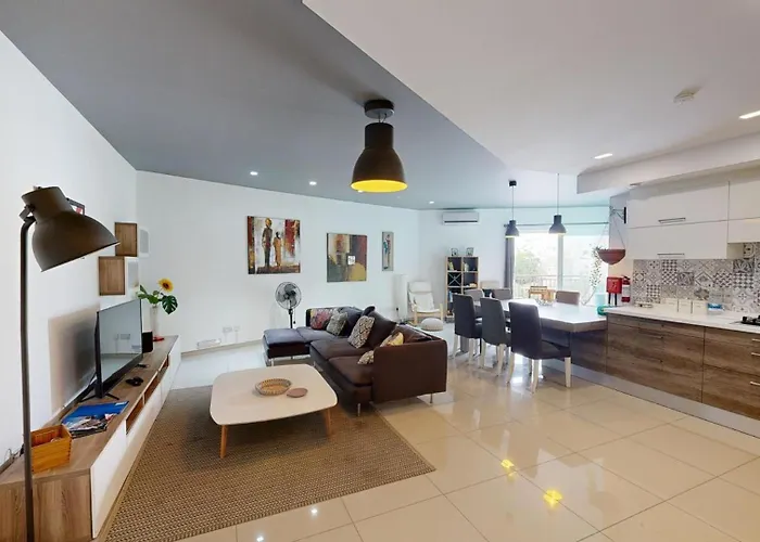 Urban Family Retreat Modern Apartment With Bbq