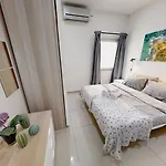 Urban Family Retreat Modern Apartment With Bbq